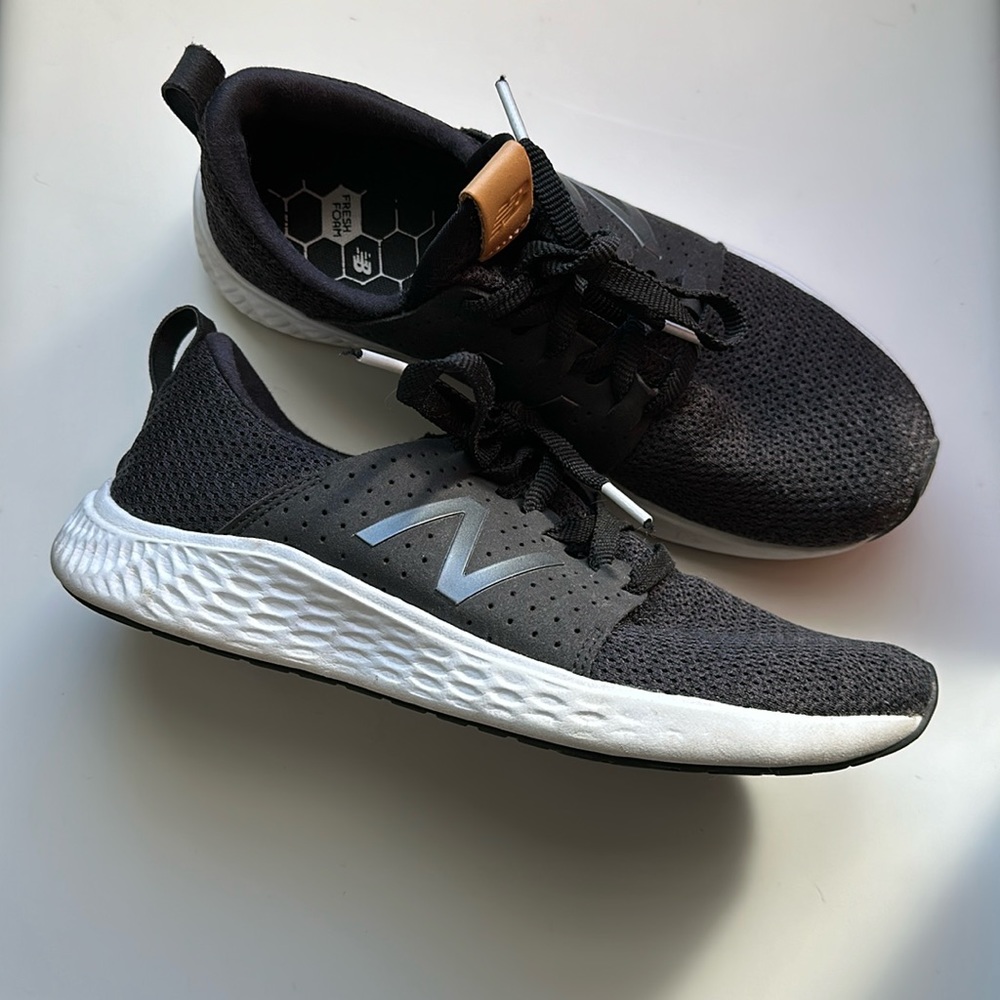 New Balance Black and White Lightweight Sneaker Trainer Sz 8